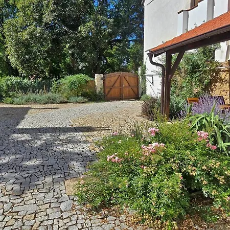 Na Trojmezí, Florián Apartamento