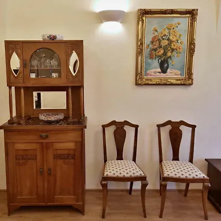 Na Trojmezí, Florián Apartamento