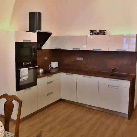 Na Trojmezí, Florián Apartamento